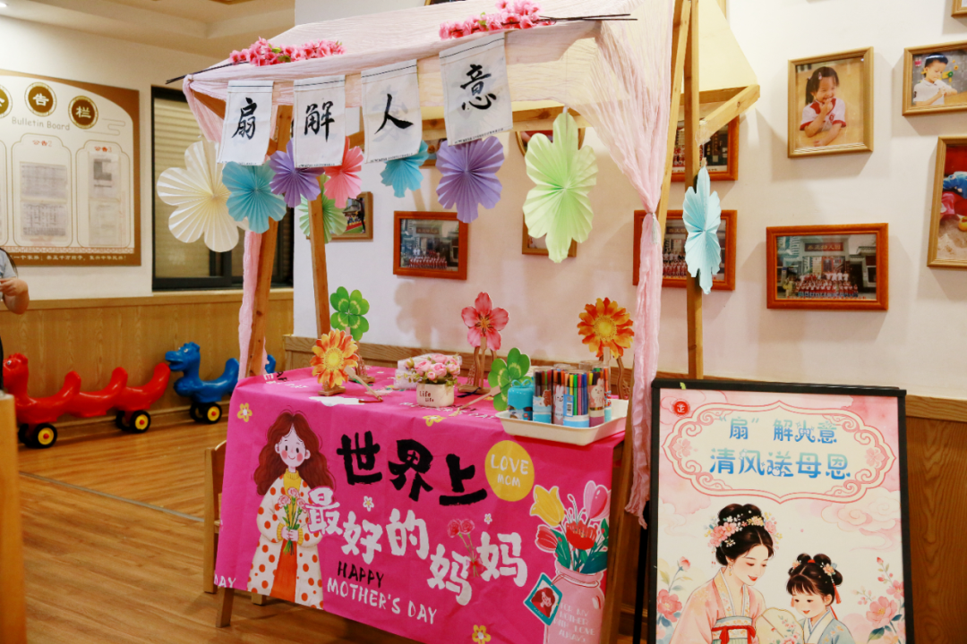 妈妈和孩子一起做手工