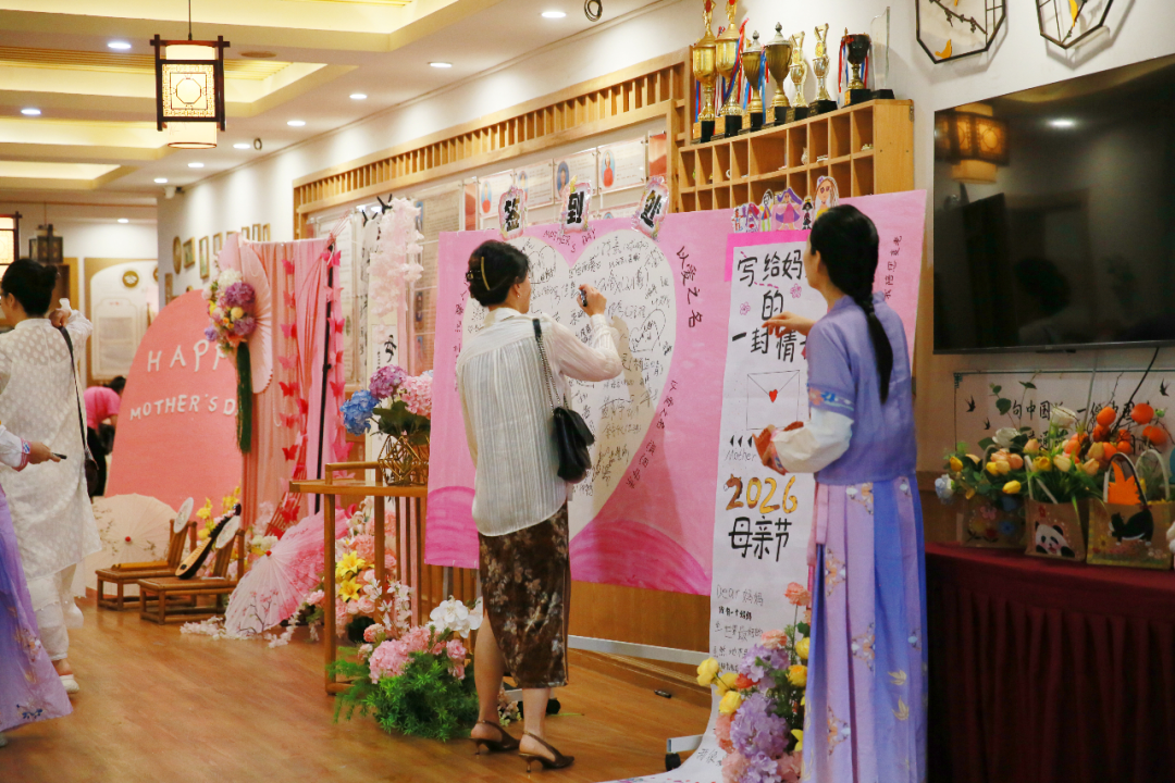 孩子们展示手工礼物