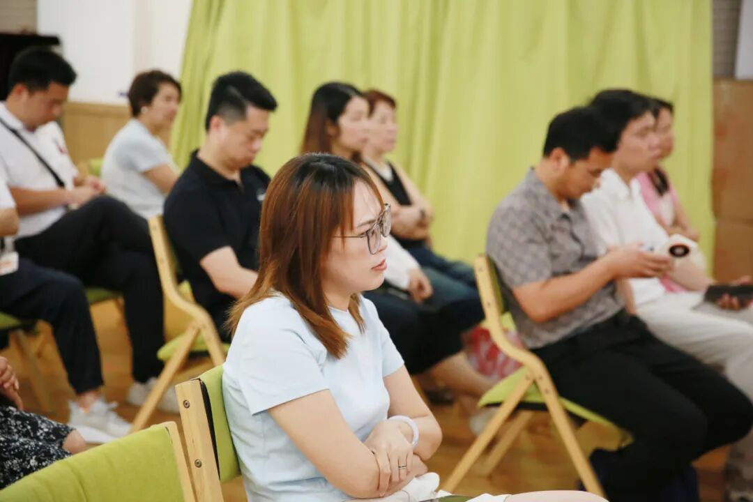 家长专注听讲